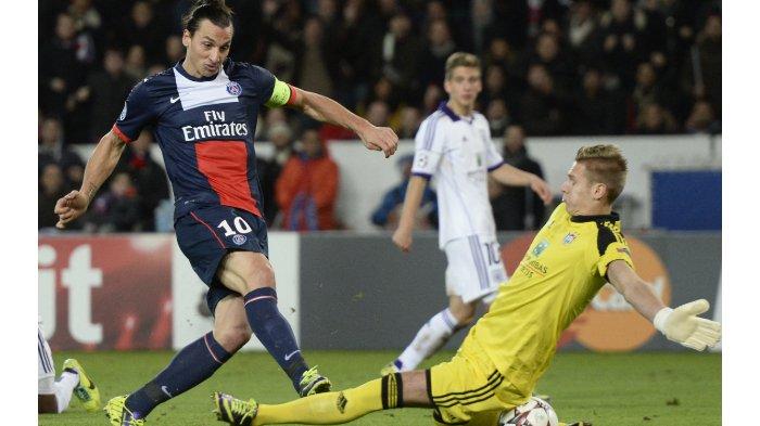 Pemain depan Paris Saint-Germain Swedia Zlatan Ibrahimovic mencetak gol meskipun kiper Anderlecht Thomas Kaminski (kanan) selama pertandingan sepak bola Liga Champions UEFA Paris Saint-Germain (PSG) vs RSC Anderlecht (RSCA) pada 5 November 2013 di Parc des Princes di Paris.