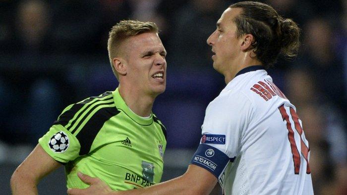 Penjaga gawang Anderlecht asal Belgia Thomas Kaminski meringis kesakitan saat dia dibantu oleh penyerang Swedia dari Paris Saint-Germain Zlatan Ibrahimovic (kanan) menyusul sebuah tantangan dalam pertandingan sepak bola grup C Liga Champions UEFA antara Anderlecht dan Paris Saint-Germain di Brussel pada 23 Oktober 2013.