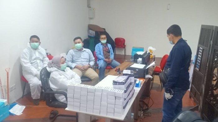 Tim-Polda-Sumut-lakukan-penggerebekan-layanan-rapid-test-antigen-di-lantai-II-Bandara-Kualanamu.jpg