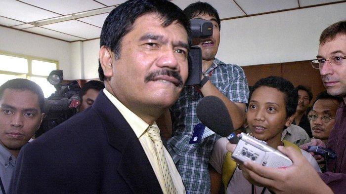 Timbul Silaen dikelilingi oleh wartawan sebelum sidang atas pelanggaran Timor Timur di Pengadilan Jakarta Pusat di Jakarta, 14 Maret 2002, saat pengadilan hak asasi manusia di Indonesia mulai menyidangkan kasus pertama pelanggaran di Timor Timur pada tahun 1999. Silaen diadili bersama dengan mantan Gubernur Timor Timur Abilio Soares, dituduh melakukan pelanggaran berat hak asasi manusia di wilayah tersebut, sebuah kejahatan menurut seorang pejabat pengadilan, yang dapat dihukum antara 10 tahun penjara dan hukuman mati.