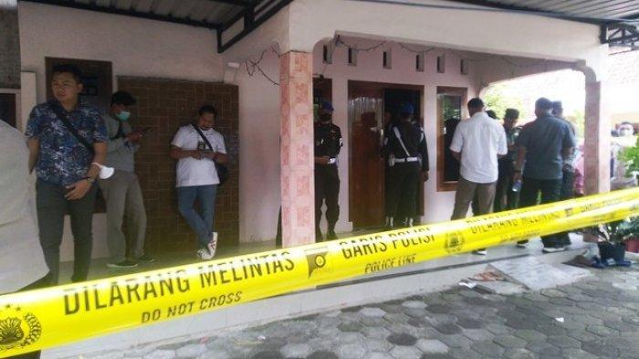 Suasana TKP meninggalnya Kopda Muslimin di Kelurahan Trompo, Kendal dijaga petugas dan dipasang garis pembatas, Kamis (28/7/2022).