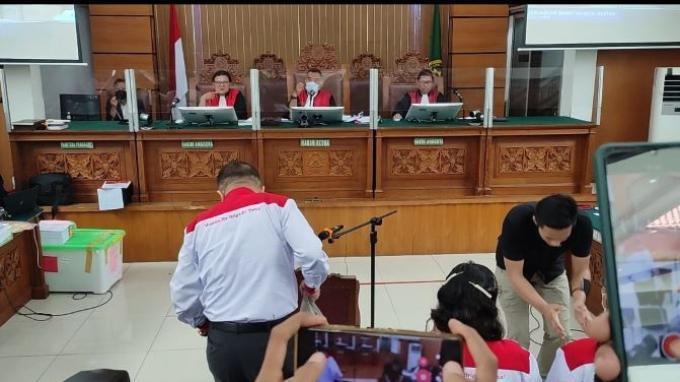 Terdakwa kasus penembakan berencana Brigadir Nofriansyah Yoshua Hutabarat alias Brigadir J yakni Bharada Richard Eliezer Pudihang Lumiu atau Bharada E yang hendak sungkem di hadapan orang tua Brigadir J di Pengadilan Negeri (PN) Jakarta Selatan, Selasa (25/10/2022).