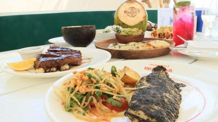 Red snappe with green papaya salad salah satu hidangan di Tropicola Beach Club.