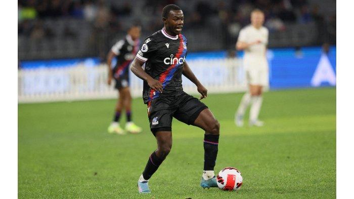 Tyrick Mitchell dari Crystal Palace berusaha memberikan umpan saat pertandingan persahabatan antara Leeds United dan Crystal Palace di Optus Stadium di Perth pada 22 Juli 2022.