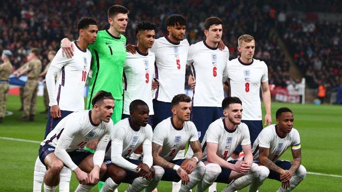 (baris belakang kiri-kanan) Gelandang Inggris Jude Bellingham, kiper Inggris Nick Pope, penyerang Inggris Ollie Watkins, bek Inggris Tyrone Mings, bek Inggris Harry Maguire dan gelandang Inggris James Ward-Prowse, (baris depan kiri-kanan) Gelandang Inggris Jack Grealish, bek Inggris Tyrick Mitchell, bek Inggris Ben White, gelandang Inggris Declan Rice dan gelandang Inggris Raheem Sterling berpose untuk foto tim sebelum pertandingan sepak bola persahabatan internasional antara Inggris dan Pantai Gading di stadion Wembley di London utara pada 29 Maret 2022.