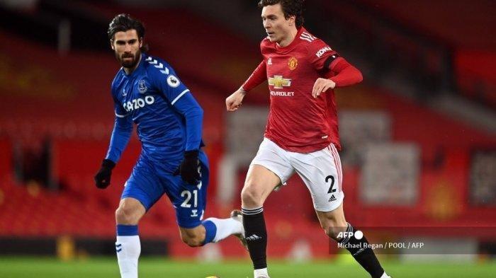 Gelandang Portugal Everton Andre Gomes (kiri) mendekati bek Swedia Manchester United Victor Lindelof selama pertandingan sepak bola Liga Utama Inggris antara Manchester United dan Everton di Old Trafford di Manchester, barat laut Inggris, pada 6 Februari 2021.