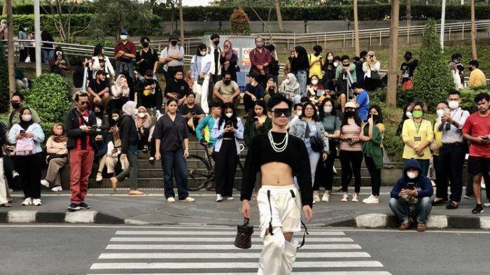 Vincent, remaja SCBD di Citayam Fashion Week berjalan bak model di zebra cross kawasan Stasiun MRT Dukuh Atas, Sudirman, Jakarta, Rabu (20/7/2022).