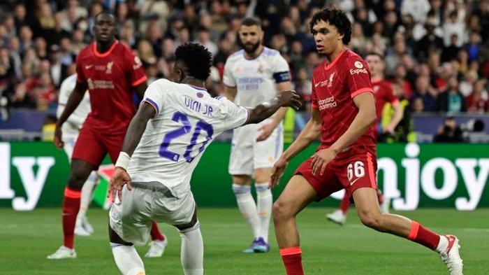 Penyerang Real Madrid Vinicius Junior (kiri) mencetak gol pembuka pada pertandingan final Liga Champions antara Liverpool vs Madrid di Stade de France di Saint-Denis, Paris, pada 28 Mei 2022.
