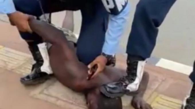 Viral video dua personel TNI AU menginjak kepala seorang warga Merauke, Papua.
