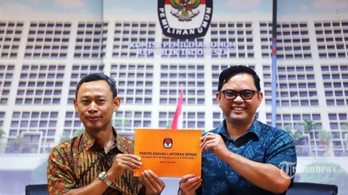 Anggota komisioner KPU Pramono Ubaid Tanthowi dan Viryan saat menggelar konferensi pers terkait laporan BPN 02 atas dugaan DPT bermasalah di Gedung KPU, Jakarta Pusat, Senin (15/4/2019). KPU telah melakukan perbaikan sebesar 944.194 dari data itu ada 470.331 yang dicoret itu untuk yang ganda atau sudah meninggal dan lain-lain di 34 Provinsi.