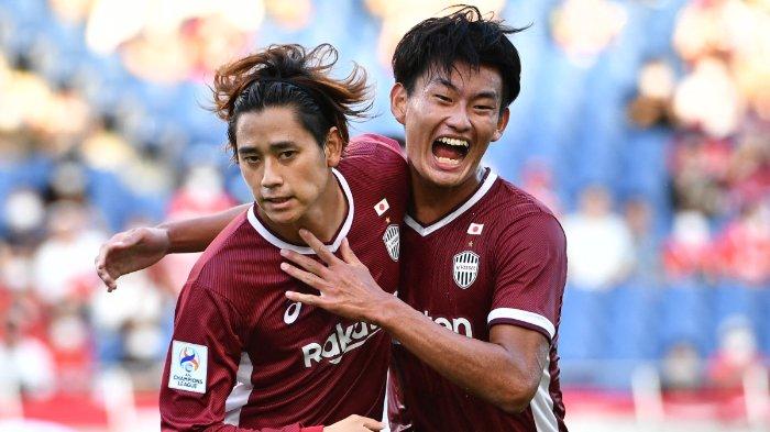 Koya Yuruki dari Vissel Kobe (kiri) merayakan golnya pada pertandingan sepak bola perempat final Liga AFC antara Vissel Kobe dan Jeonbuk Hyundai Motors di Saitama pada 22 Agustus 2022.