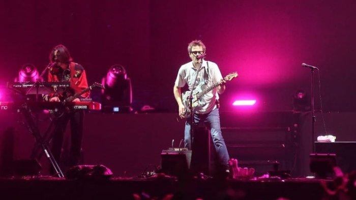 Vokalis Weezer, Rivers Cuomo menyapa penonton Soundrenaline dengan Bahasa Indonesia yang fasih. Cuomo bahkan menyebutkan kata-kata seperti bestie dan bro untuk mendekatkan diri dengan fans di Indonesia.