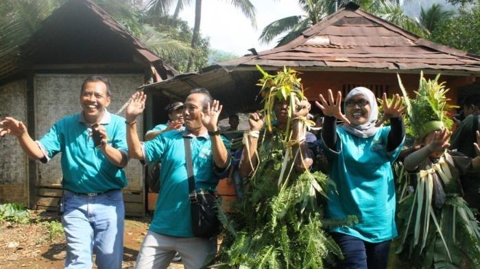 Wisatawan bisa ikut menarik Dayak di Desa Wisata Panusupan, Purbalingga, Jawa Tengah