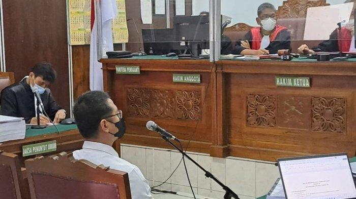 Terdakwa perintangan penyidikan pembunuhan Brigadir Nofriansyah Yosua Hutabarat atau Brigadir J, AKP Irfan Widyanto, saat menjalani sidang pemeriksa saksi di Pengadilan Negeri Jakarta Selatan, Rabu (26/10/2022).