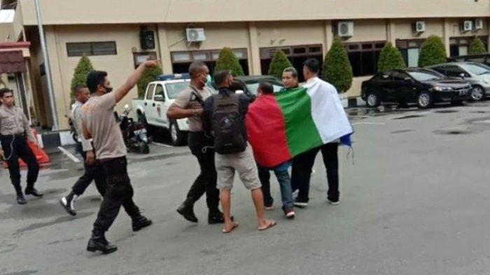 aktivis Front Kedaulatan Maluku (FKM) membawa bendera benang raja di hari ulang tahun RMS
