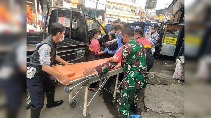 Petugas mengevakuasi jenazah sopir pikap yang jadi korban kasus penusukan di Jalan Adiwarta, RT 1/12, Desa Lembang, Kecamatan Lembang, Kabupaten Bandung Barat (KBB), Selasa (16/8/2022) pagi.