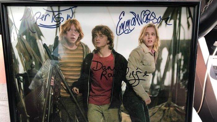 Gambar Harry Potter bertanda tangan Emma Watson, Rupert Grint, dan Daniel Radcliffe.