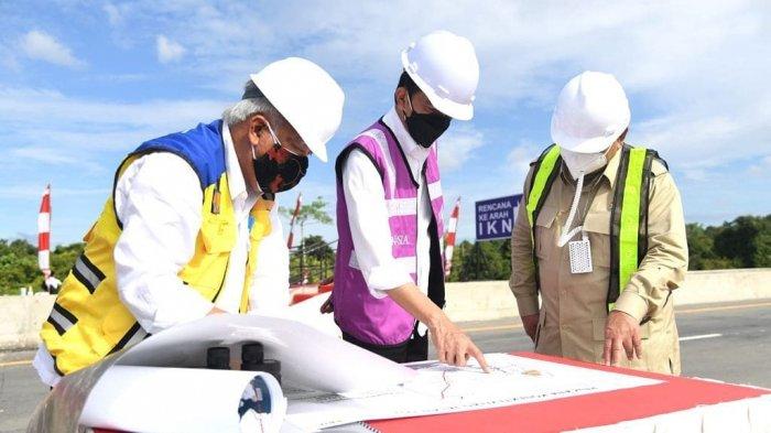 Presiden Joko Widodo meninjau langsung sodetan akses jalan menuju rencana Ibu Kota Negara di Provinsi Kalimantan Timur, Selasa (24/08/2021).