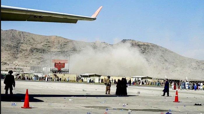 Detik-detik bom bunuh diri yang meledak di tengah kerumunan orang di Gerbang Abbey Bandara Kabul, Afghanistan, pada Kamis 26 Agustus 2021. Sebanyak 60 warga Afghanistan dan 13 marinir AS tewas dalam serangan bom bunuh diri ganda ini dan ISIS mengeluarkan pernyataan sebagai pihak yang bertanggung jawab atas ledakan tersebut.