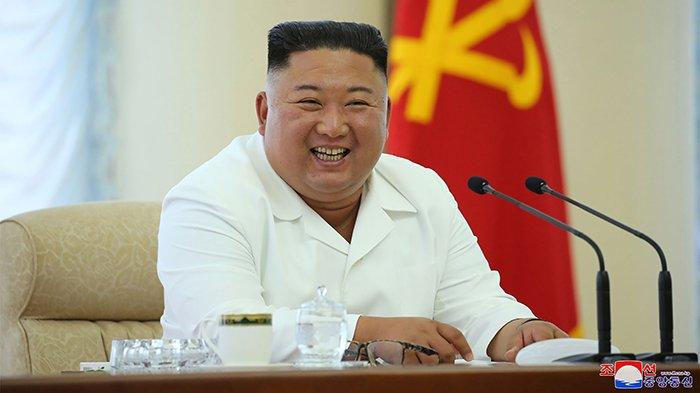 Foto Kim Jong Un tersenyum ini dipotret pada (7/6/2020) dan dirilis oleh media ofisial Korea Utara Korean Central News Agency (KCNA) pada (8/6/2020). Dalam foto Kim Jong Un sedang menghadiri dan memimpin pertemuan atau rapat Politbiro ke-13 Partai Buruh di lokasi yang tidak disebutkan di Korea Utara.