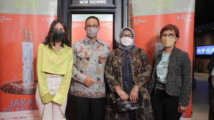 (Dari kiri) Shenina Cinnamon, Anies Baswedan, Fery Farhati, dan Rina Damayanti di malam pembukaan Jakarta Film Week 2021, di CGV Grand Indonesia, Jakarta, Kamis (18/11/2021).