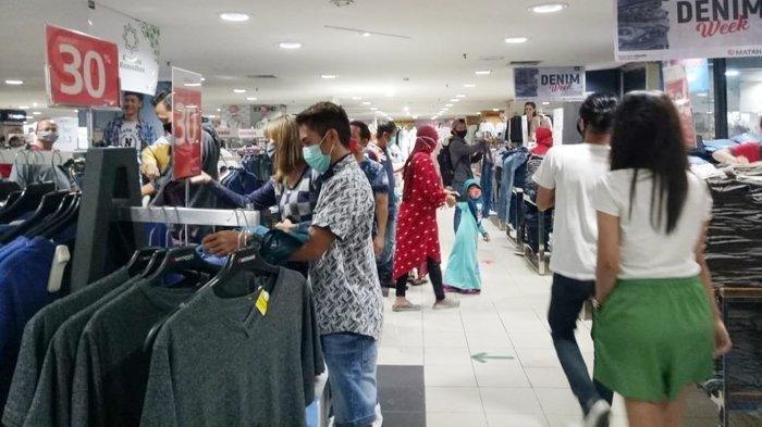 Ilustrasi belanja di mall