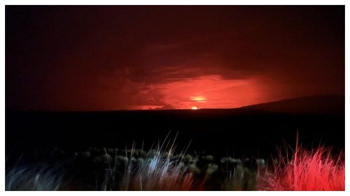Foto yang dirilis oleh Survei Geologi AS US tanggal 28 November 2022 memperlihatkan letusan Gunung Mauna Loa.