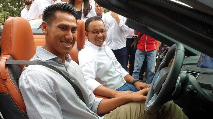 Pebalap nasional, Sean Gelael menyupiri Gubernur DKI Jakarta, Anies Baswedan dalam konvoi kendaraan listrik jelang acara pengumuman resmi Jakarta sebagai tuan rumah Formula E, di Monas, Jumat (20/9/2019).(Tim Jagonya Ayam)