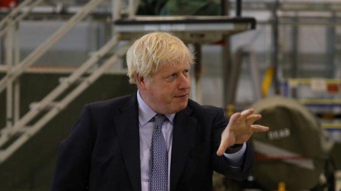 Perdana Menteri Inggris Boris Johnson berbicara kepada staf di RAF Lossiemouth, Skotlandia timur laut, pada 23 Juli 2020 dalam kunjungan ke Dataran Tinggi dan Kepulauan Utara Skotlandia.