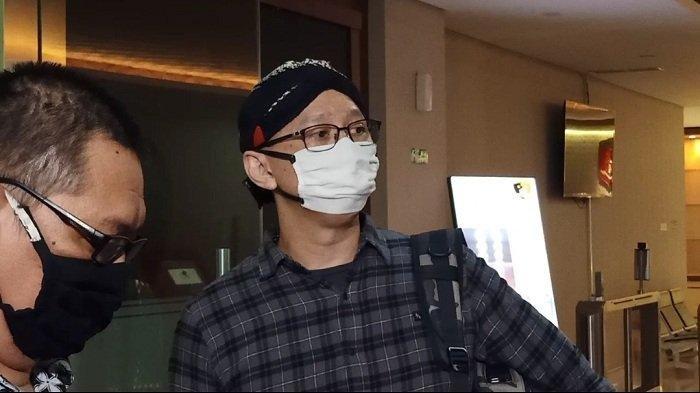 Permadi Arya alias Abu Janda usai menjalani pemeriksaan di Bareskrim Polri, Jakarta Selatan, Senin (1/2/2021).