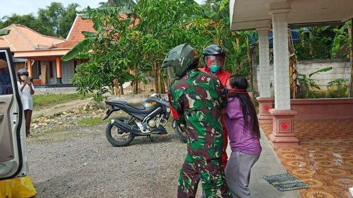 seorang-anggota-tni-jemput-satu-keluarga-reaktif-rapid-test.jpg