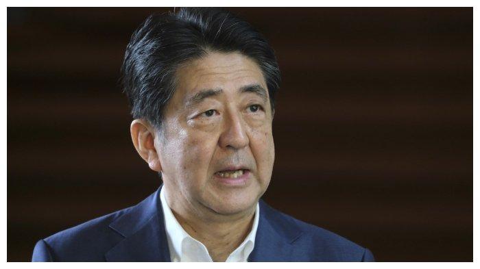 Perdana Menteri Jepang Shinzo Abe berbicara kepada media setelah tiba di kantor perdana menteri, Senin (24/8/2020). Abe baru saja pulang dari Rumah Sakit Universitas Keio.