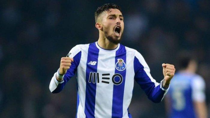 Alex Telles ketika masih di FC Porto.