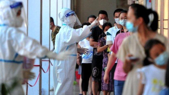 Warga mengantre untuk menjalani tes asam nukleat untuk virus corona Covid-19 di kabupaten Xianyou, kota Putian, di provinsi Fujian timur China pada 13 September 2021.
