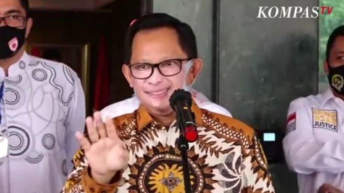 Mendagri Tito Karnavian mengenakan masker dengan gambar wajahnya sendiri.