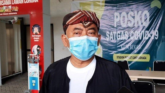 Satgas Covid-19 bubarkan acara ulang tahun Wali Kota Bekasi Rahmat Effendi di Kecamatan Cisarua, Kabupaten Bogor. Foto: Wali Kota Bekasi Rahmat Effendi saat ditemui di Stadion Patriot Candrabhaga, Bekasi Selatan, Jumat (11/12/2020).