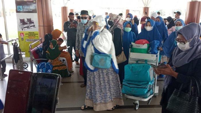 Jemaah umrah perdana dari Riau berangkat dari Bandara SSK II Pekanbaru menuju Jakarta, Senin (10/1/2022). Total terdapat 25 jemaah umrah dari PT Ameera Mekkah Travel yang berangkat saat itu.