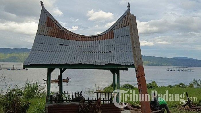 Prasasti Paninggahan terletak di bangunan berupa pondok dengan atap gonjong di tepi Danau Singkarak di Nagari Paninggahan, Kecamatan Junjung Sirih, Kabupaten Solok, Sumatera Barat (Sumbar) Jumat (25/11/2022). Prasasti ini merupakan salah satu situs cagar budaya peninggalan Raja Adityawarman.