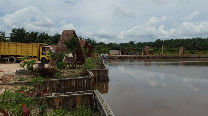 Pokdarwis Kampung Dayun membangun gazebo di tepian embung Karhutla. Embung Karhutla ini sekarang menjadi destinasi wisata baru di Kampung Dayun , Kabupaten Siak Riau