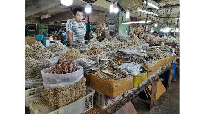 Seorang penjual ikan asin dan ikan teri di Pasar Bawah Pekanbaru sedang menanti pembeli belum lama ini. Aktivitas penjualan pedagang di pasar wisata berangsur pulih di masa pandemi Covid-19 .