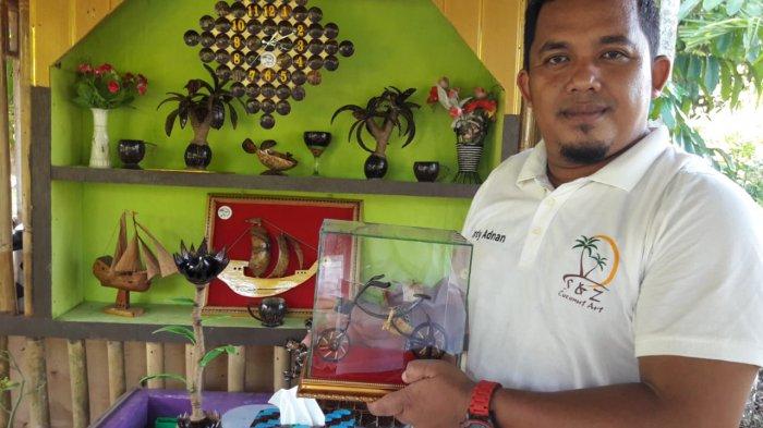 Adri Adnan Warga Bengkalis Sulap Tempurung Kelapa Jadi Kerajinan Unik
