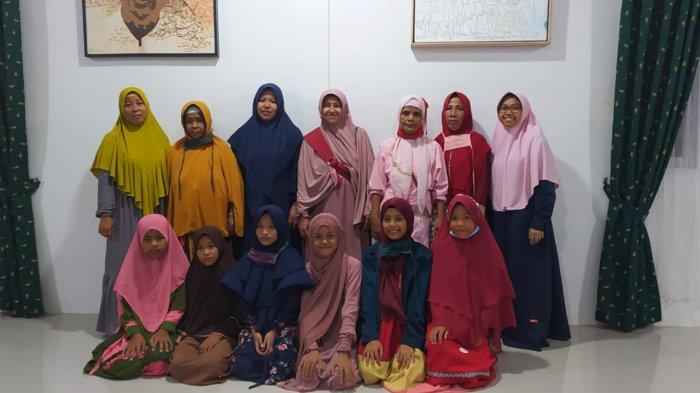 Enam orang anak dari Dusun Nan Lima (duduk) saat sampi di Rumah Quran Hajjah Rohana, milik Ustadz Abdul Somad