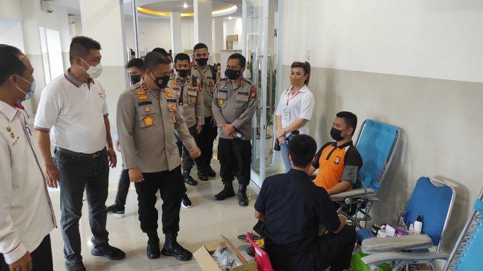 Kapolda Riau Irjen Pol Agung Setya Imam Effendi bersama rombongan saat melihat pelaksanaan donor darah dalam rangka HUT Bhayangkara ke 75