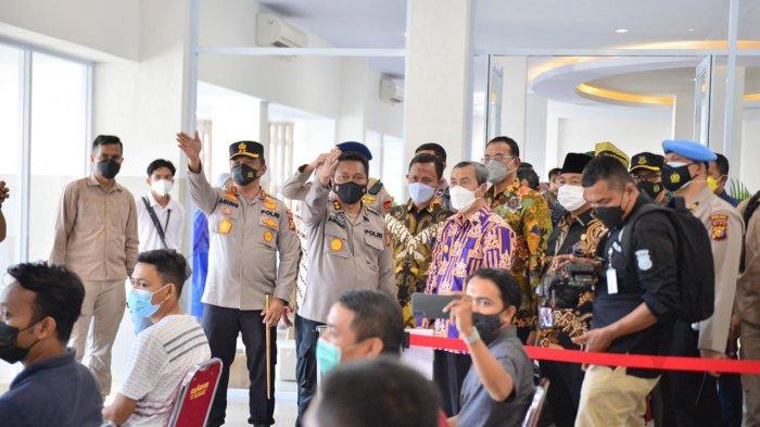 Kapolda Riau, Irjen Pol Agung Setya Imam Effendi bersama Gubernur Riau, Syamsuar dan Forkopimda melihat Vaksin Center Polda Riau, Kamis (17/6/2021)