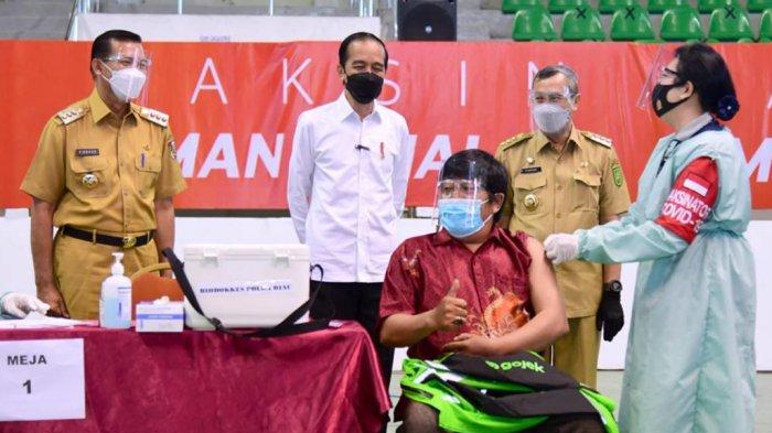 Presiden Jokowi Dodo didampingi Gubernur Riau Syamsuar dan Walikota Pekanbaru Firdaus MT saat menyaksikan penyuntikan vaksin covid-19 di Gelanggang Remaja, Rabu (19/5/2021)