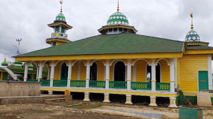 Tampak Samping Masjid Hibbah di Pelalawan