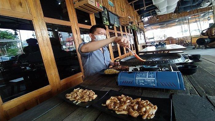 Ngegrill di Unique Yokk Pontianak.