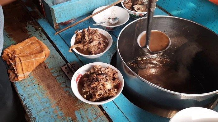 Bakso Item Pakde Bewok di Beji Depok