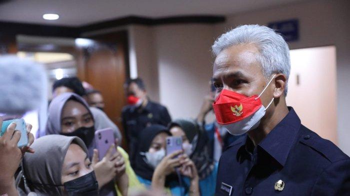 Ganjar Pranowo menemui awak media usai memberikan penjelasan atas Raperda Perubahan APBD TA 2022