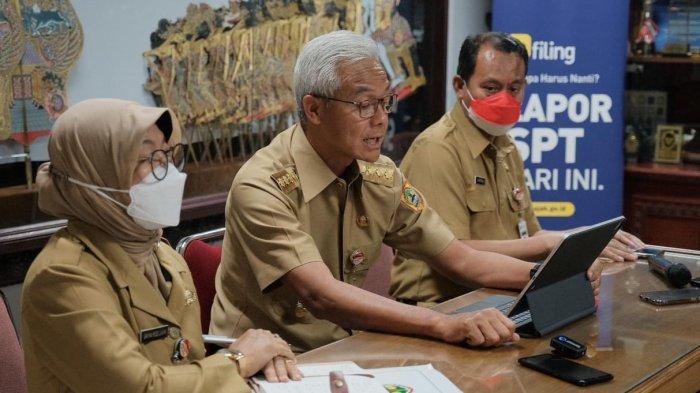 Ganjar Pranowo mengumumkan Upah Minimum Provinsi (UMP) Jawa Tengah tahun 2023 (1)